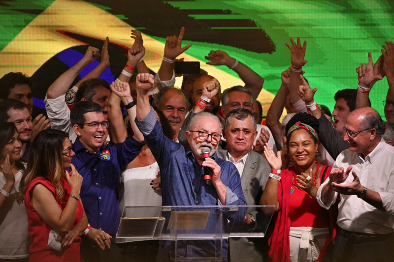 2022年10月，巴西總統大選結果出爐，最終前總統魯拉（圖中）以些微差距擊敗擁有「熱帶川普」之稱的極右翼總統波索納洛。法新社