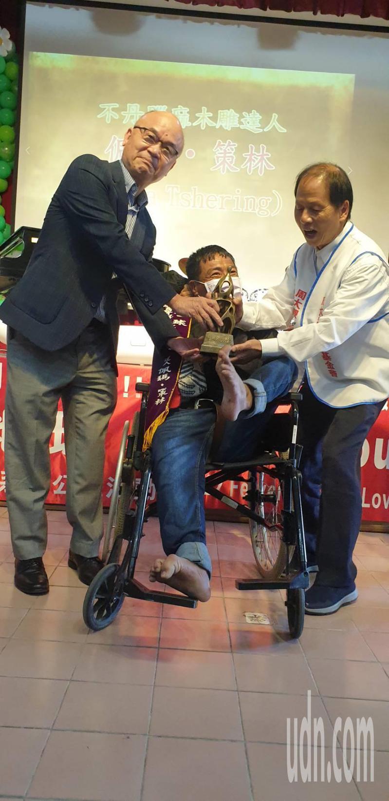 2022年全球熱愛生命獎章得主，今天下午在台中啟明學校頒獎，獲獎者不丹腦麻木雕達人佩瑪‧策林，他的腳可雕刻與繪畫。記者游振昇／攝影