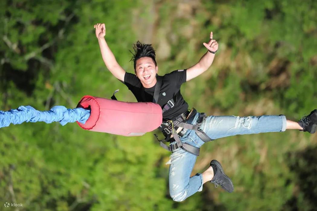 前往挑戰桃園復興橋高空彈跳體驗，享受一瞬間被山谷環抱的快感。Klook提供
