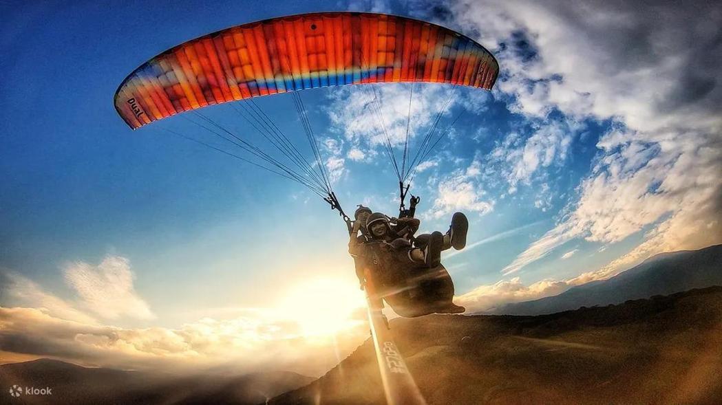 花蓮滑翔傘飛行體驗帶你翱翔於海拔680公尺的高空中，以雄鷹視角俯瞰花東縱谷與美麗...