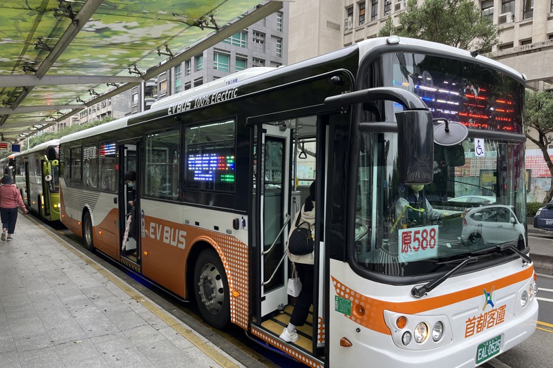 首都客運營運的信義幹線已換成電動公車。記者楊竣傑／攝影