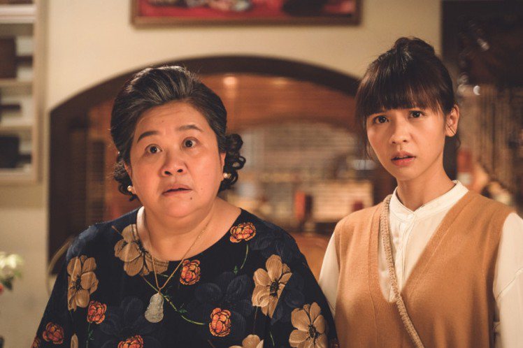 婆婆鍾欣凌（左）與黃姵嘉暌違兩年在電影在「我的婆婆怎麼把OO搞丟了」婆媳合體。圖...