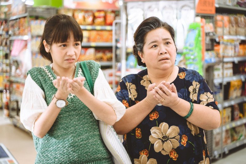 黃姵嘉（左）與婆婆鍾欣凌在「我的婆婆怎麼把OO搞丟了」中，於超市找尋「OO」。圖／威視提供