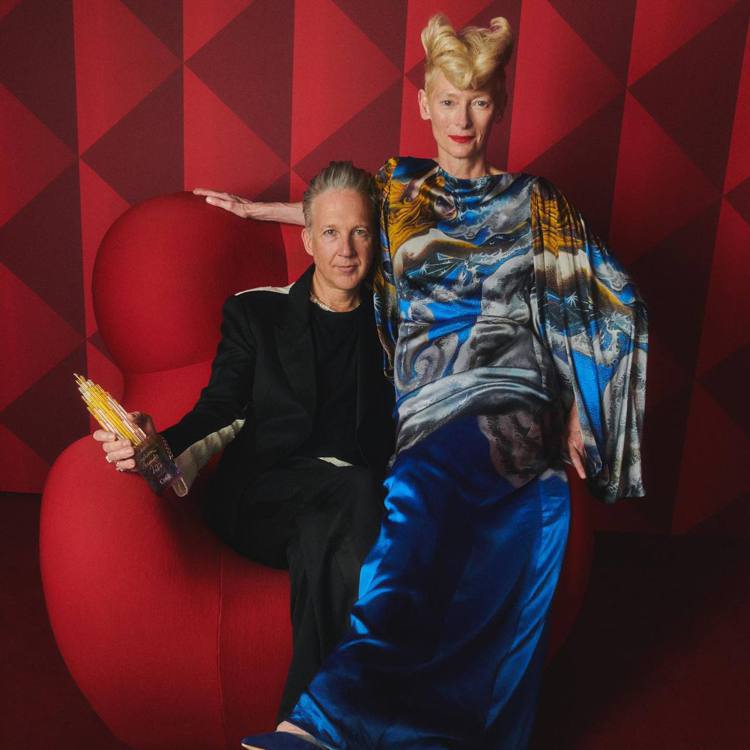 「時尚仙人」蒂達史雲頓（Tilda Swinton）（右）身穿設計師品牌Charles Jeffrey LOVERBOY的印花洋裝，展現了非典型的特異個性風格。圖／翻攝自 IG ＠ britishfashioncouncil