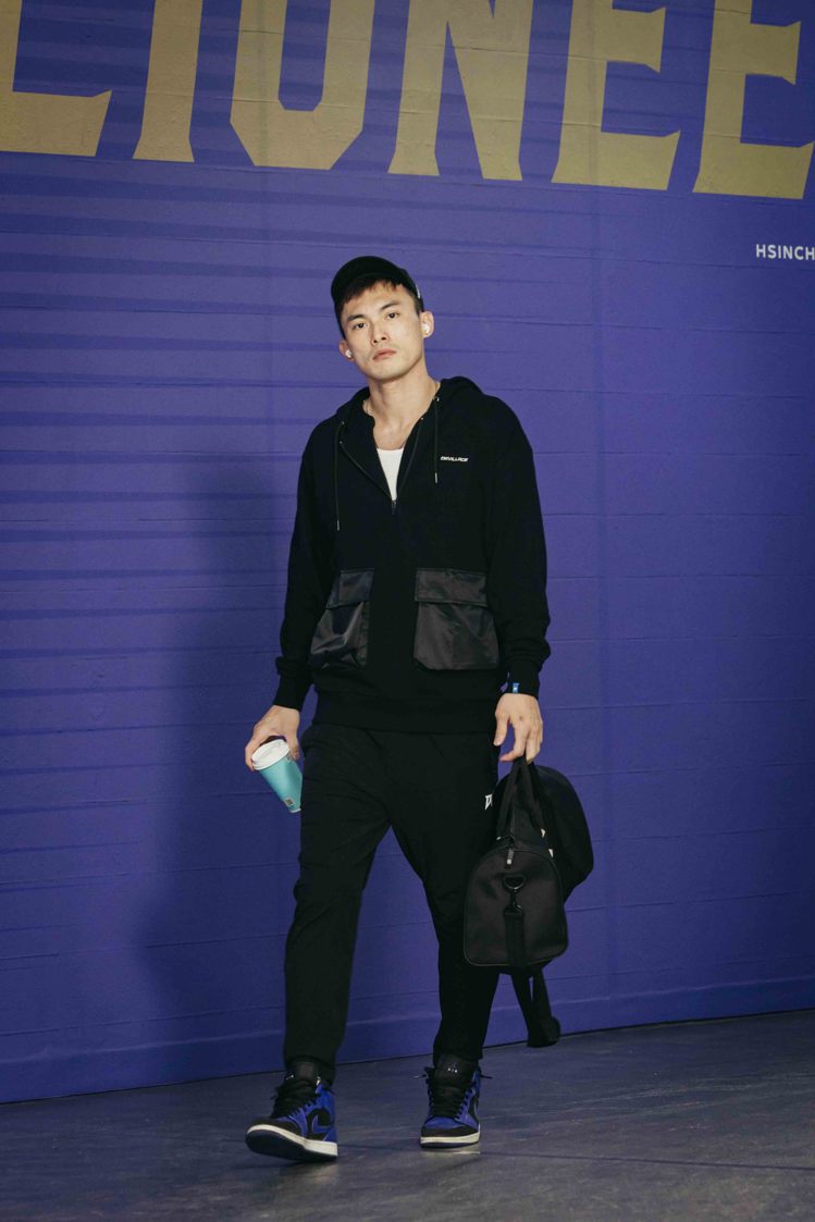 新竹攻城獅籃球員呂奇旻詮釋半開襟機能口袋連帽上衣、運動訓練休閒長褲，作為進場前的造型。圖／DA VILLAGE提供