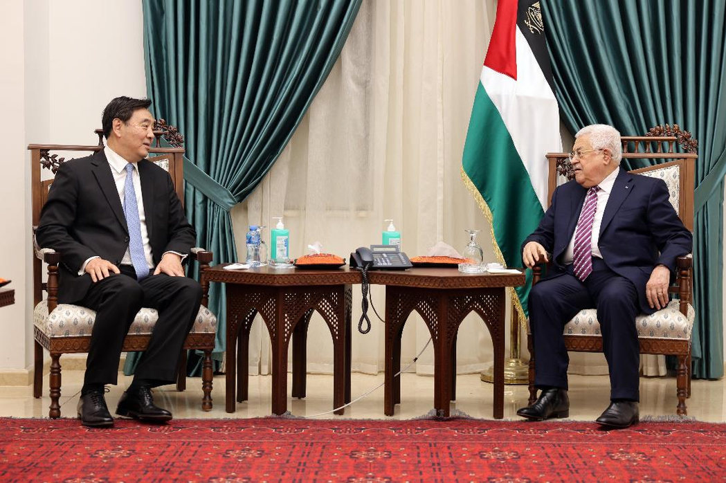 大陸6日與巴勒斯坦簽署「一帶一路」備忘錄。圖為11月10日巴勒斯坦總統阿巴斯（右...