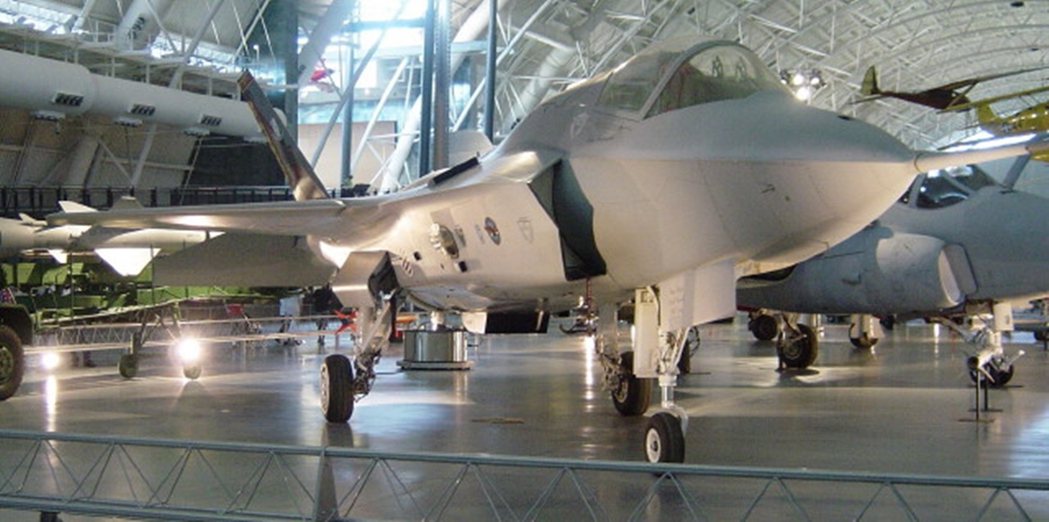 上：波音X-32B模型機；下：洛克希德．馬丁X-35B模型機。 圖／維基共享