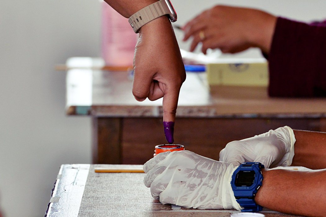 11月19日，民眾在投票後，手指沾上墨汁。 圖／美聯社