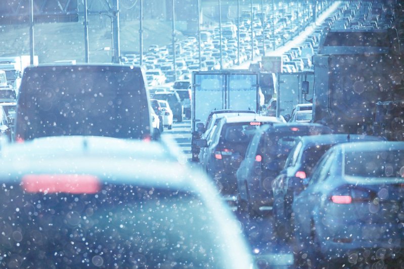 日本交通局用泡麵結凍的圖片，呼籲用路上在嚴寒氣候開車需要小心。雪中行車示意圖，非當事人及事物。圖片來源／ingimage