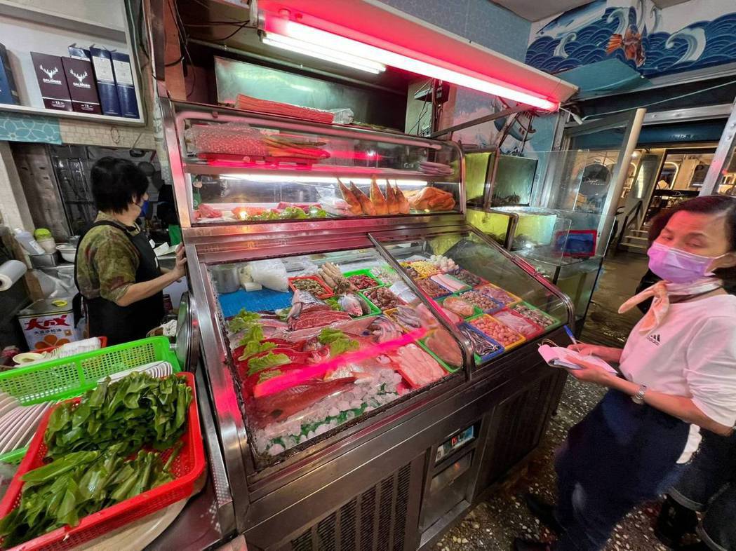 有海鮮冷凍櫃，搭配著點菜老闆娘，就是標準台菜海鮮餐廳的基本配備。圖／黃冠華提供