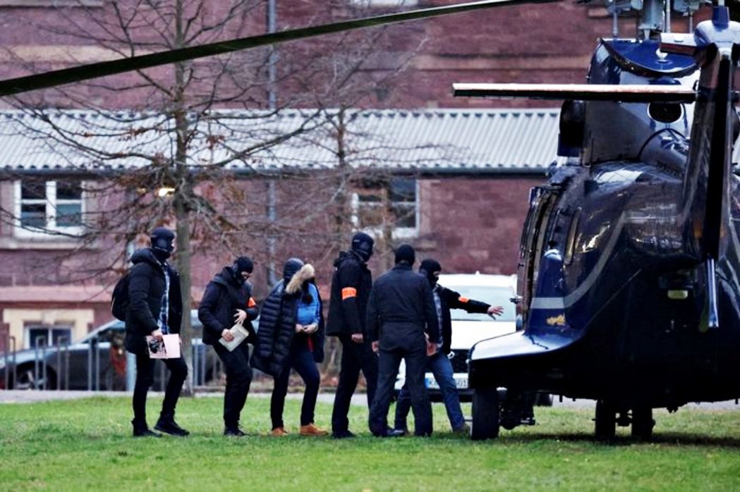德國警方逮捕了一名組織成員，將其帶上直升機。 圖／路透社