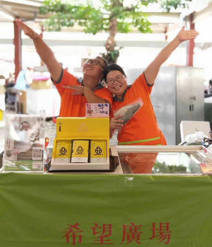 負責養魚的許懷聰（左）與負責銷售的葉芳，也會一起到台北參與市集，接觸新客群。 業...