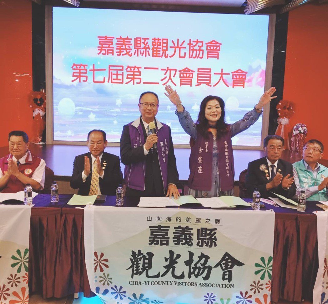 台灣區觀光協會聯合會理事長余紫菱（右三）。 台灣區觀光協會聯合會/提供