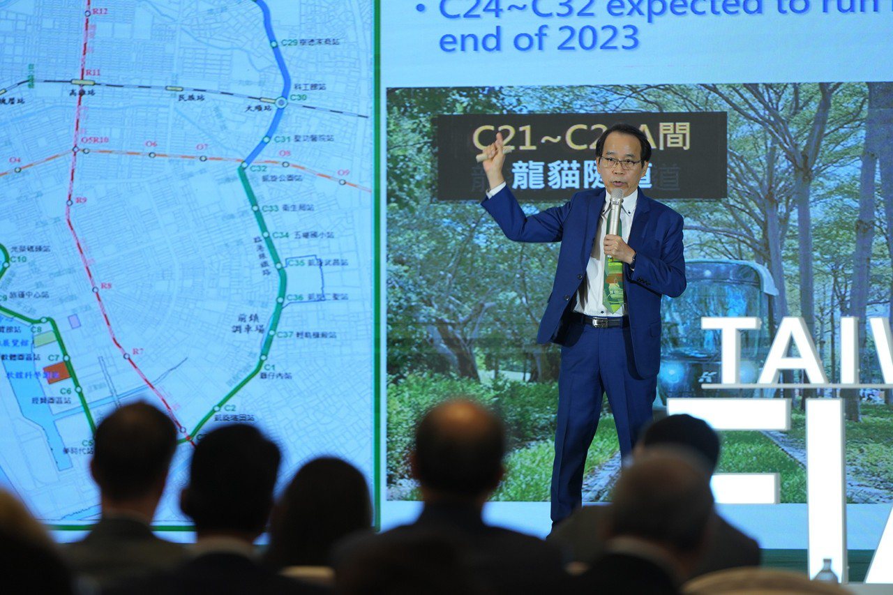  高雄市副市長林欽榮與各國貴賓分享高雄完整的鐵路系統。