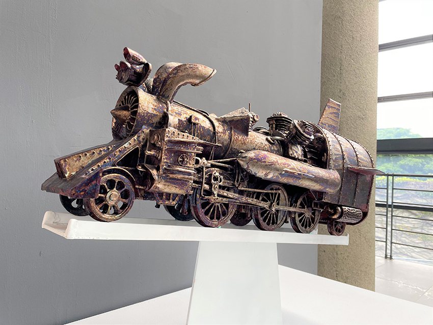 陶瓷蒸汽火車一直是謝嘉亨陶藝創作的鮮明物件，圖為《穿梭者》。 陶博館/提供