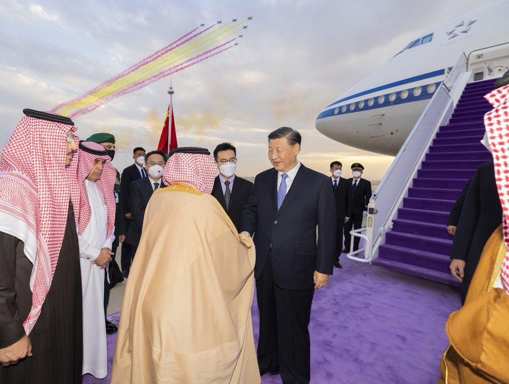 大陸國家主席習近平抵達沙烏地阿拉伯，多名沙國王室成員在機場迎接。（新華社）