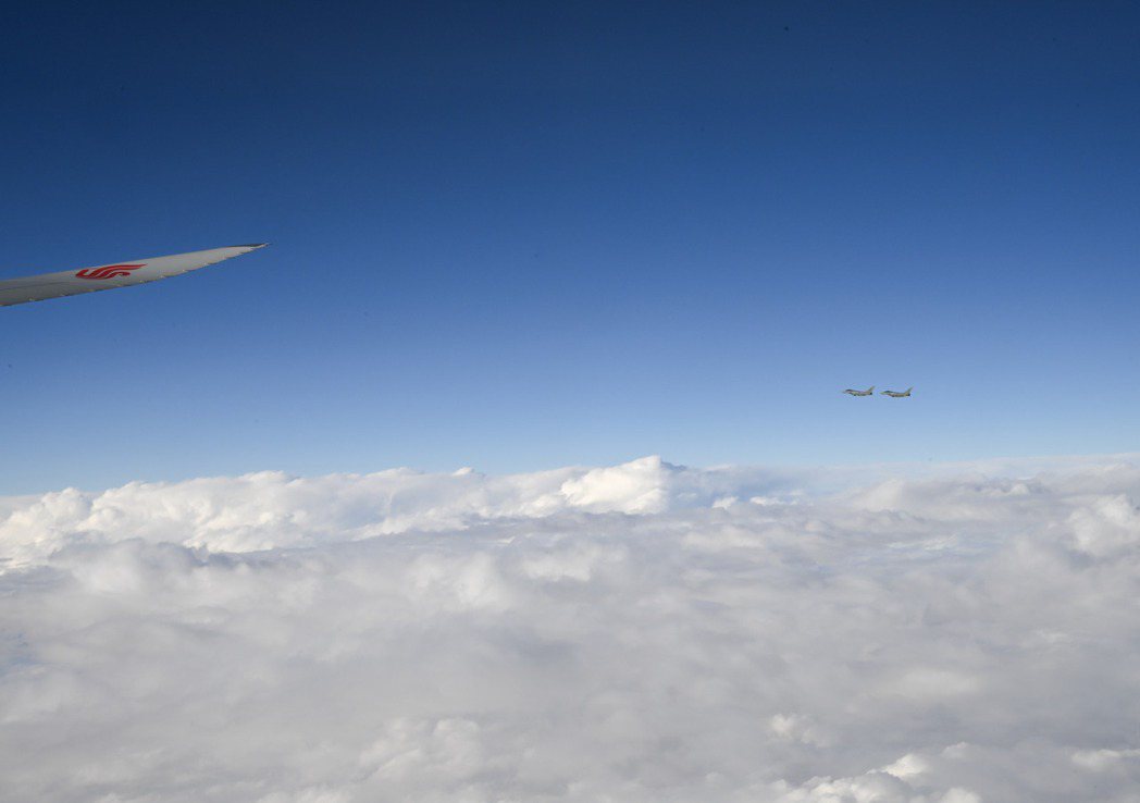 習近平專機抵達沙國領空後，有四架沙國空軍戰機升空護航。（新華社）