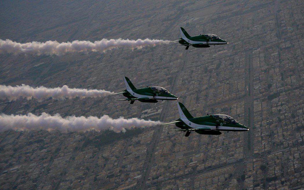 習近平專機飛近沙烏地阿拉伯利雅得上空時，沙國派出禮賓護衛機伴飛。（新華社）