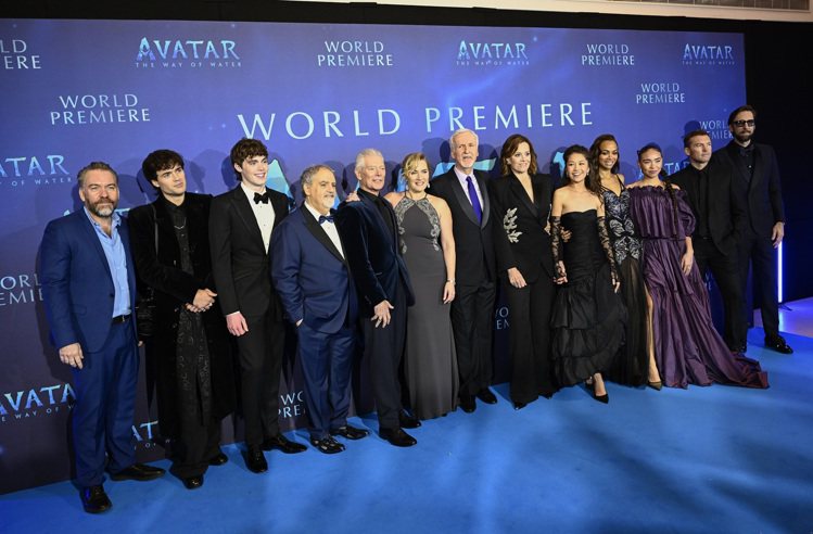 「阿凡達：水之道」在倫敦舉行世界首映，導演詹姆斯卡麥隆（中）率領製片、演員們一同...