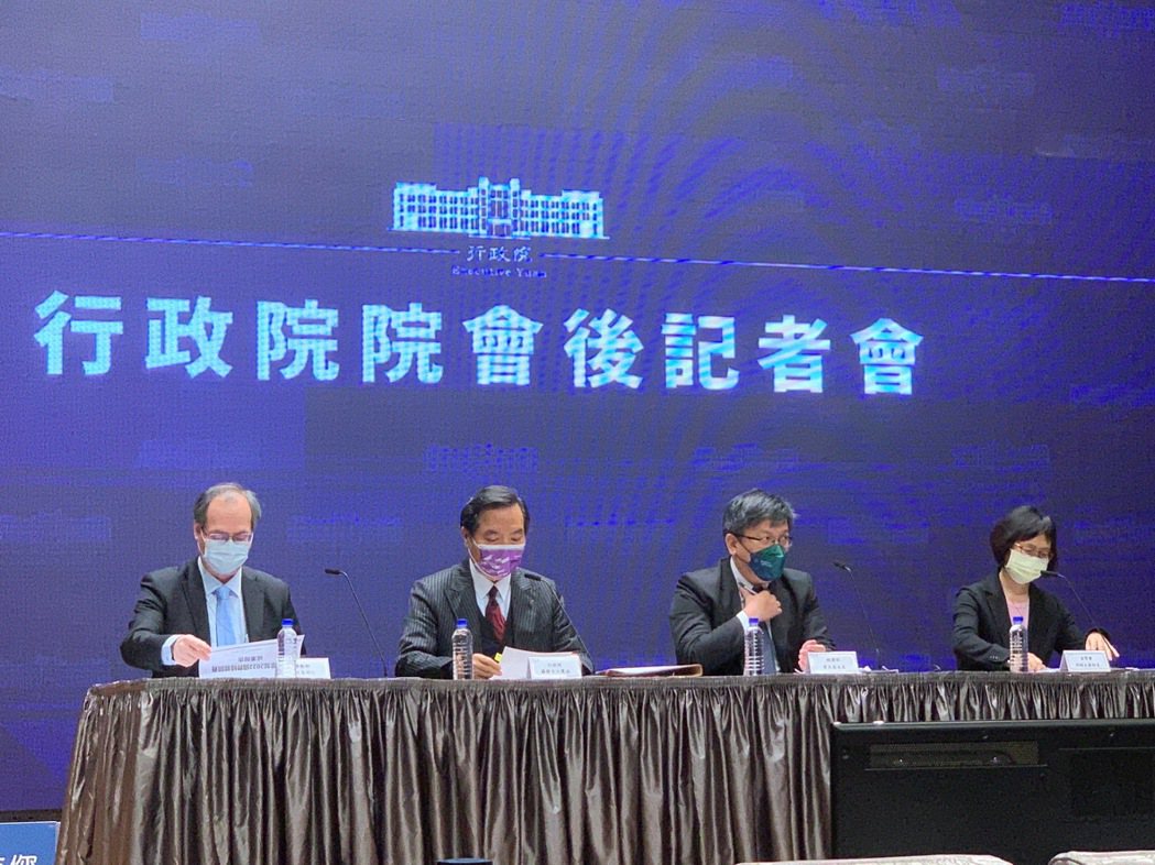 行政院發言人羅秉成（左2）今主持行政院會後記者會。記者鄭媁／攝影