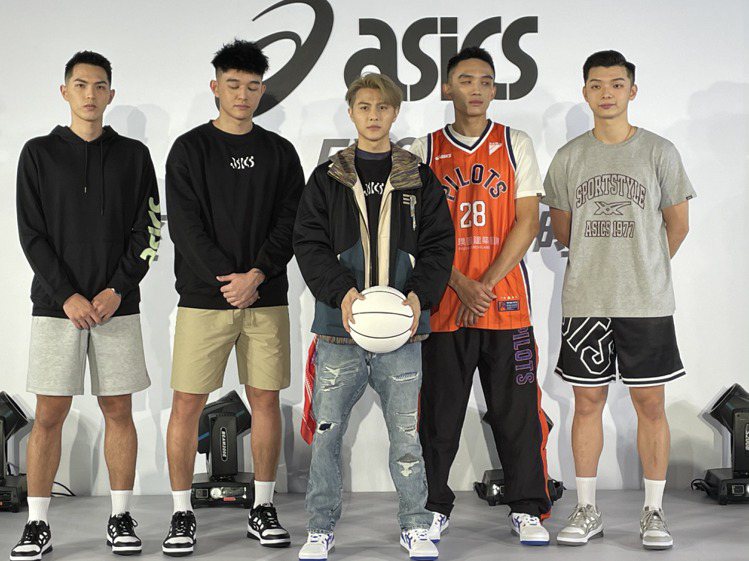 王子出席運動鞋品牌記者會，站在籃球員身邊顯得嬌小。記者葉君遠／攝影