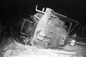 1957年12月9日，鶯歌發生一起火車翻覆意外，旅客死傷慘重，圖為現場翻覆的火車車頭。圖／聯合報系資料照片