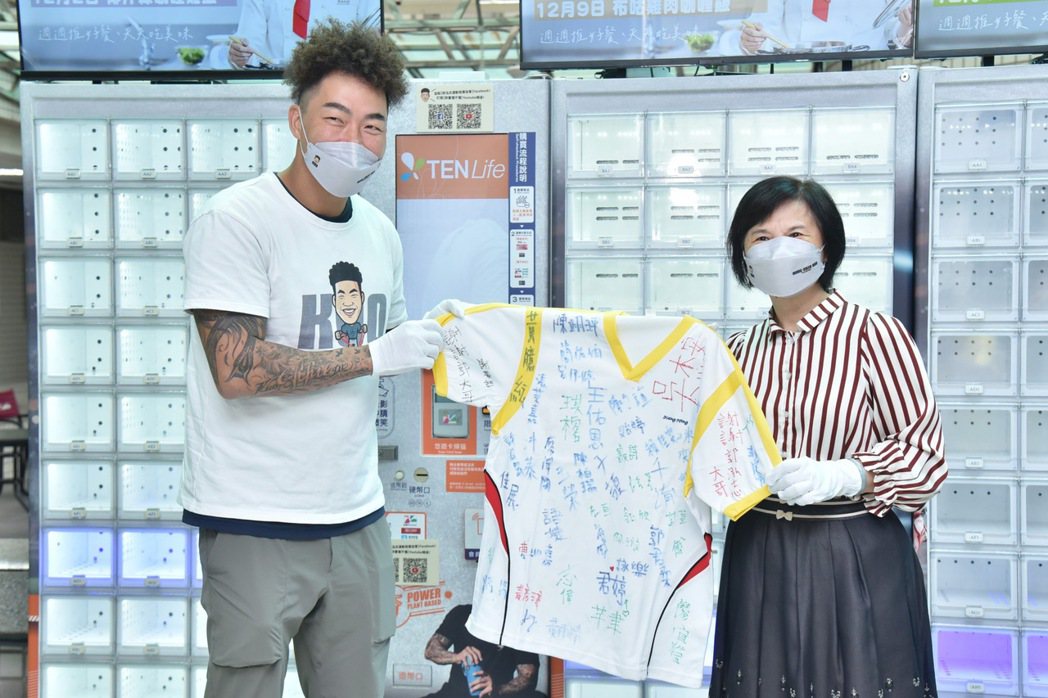 校方贈送郭泓志（左）學生親筆簽名紀念衣以玆感謝。圖／郭泓志運動發展協會提供
