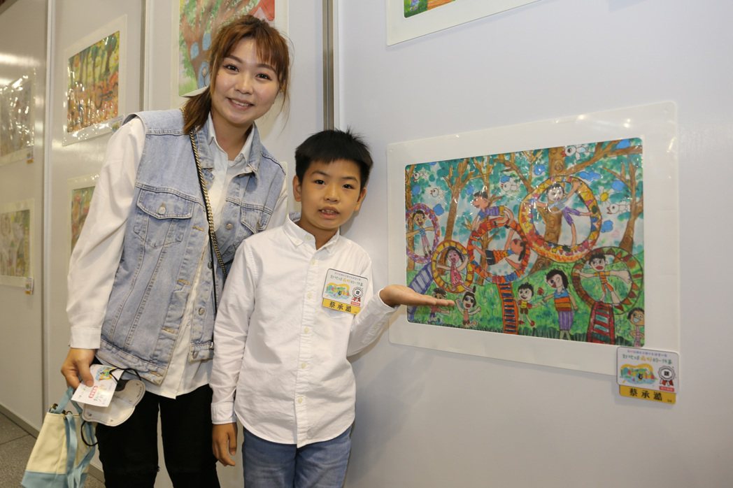 台中市豐田國小一年級的蔡同學（右），第二次獲得肯定，他說對地球最重要的就是要愛護...