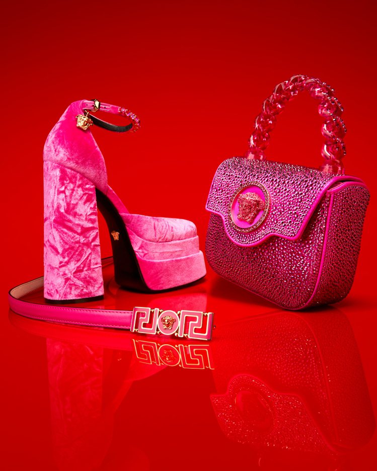 桃紅色的水晶包款、高跟鞋與皮帶，成為Versace聖誕系列的派對輕奢推薦單品。圖...