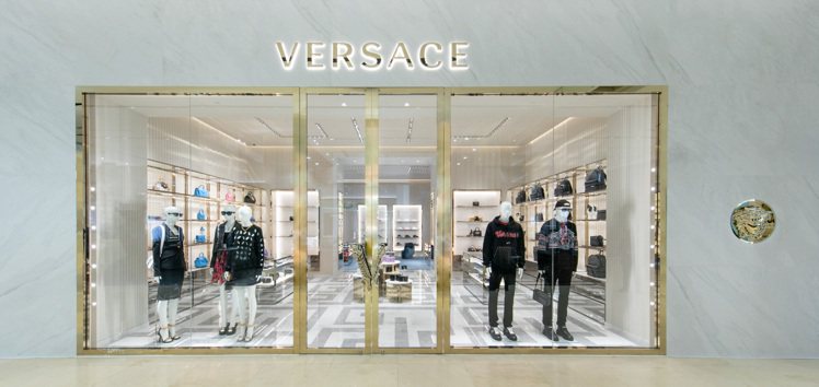 除了大理石和金屬線框，Versace高雄漢神巨蛋店門口並有著品牌經典的Medus...