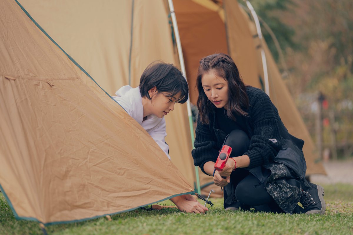 林心如(右)在實境秀「光露營就很忙中」自己紮營。圖／TVBS提供