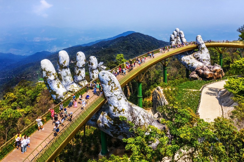 峴港的「黃金橋Golden Bridge」，一雙斑駁富有歷史感的巨大佛手托住150公尺長的天空步道。在2018年開放後，隨即躍升峴港最熱門的景點之一。圖／易飛網提供