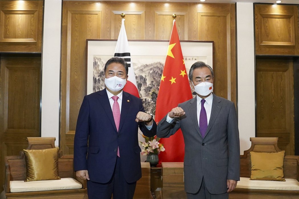 中國外長王毅（右）和南韓外長朴振，8月9日在山東省青島市舉行中韓外長會談。美聯社