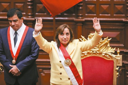 秘魯總統卡斯蒂約遭彈劾下台，副總統博魯阿爾特當日即宣誓接任，成為秘魯史上第一位女總統。（美聯社）