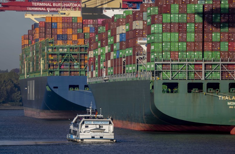 為因應歐洲產業掙扎求存的困境，歐盟準備放棄自由貿易原則，圖為停泊於歐洲第二大貨櫃港漢堡港的貨輪。美聯社