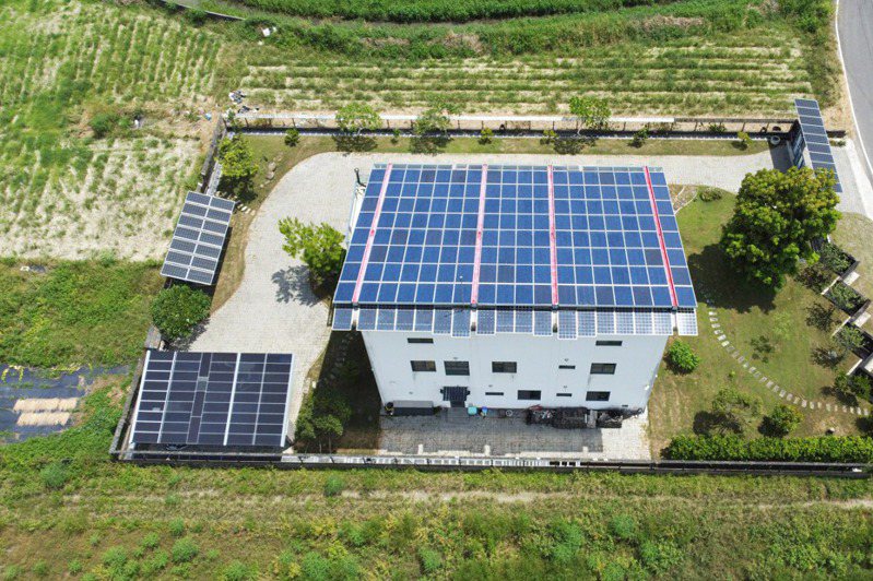 《再生能源發展條例》修正草案增訂新建、增建及改建符合一定條件的建築物，屋頂應設置一定裝置容量以上的太陽光電發電設備。（本報系資料庫）