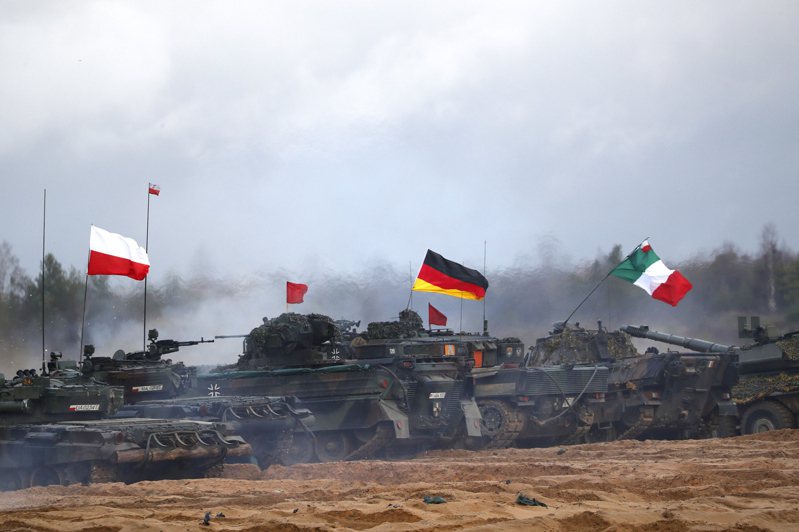 聯合軍演 問題一堆 波蘭（左起大旗）、德國和義大利裝甲部隊，十一月十五日在拉脫維亞參加聯合軍演。（歐新社）