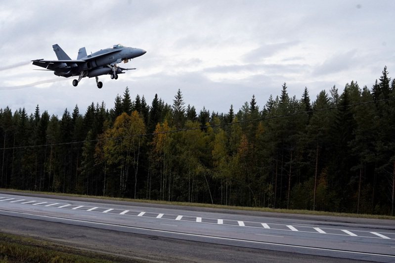 芬蘭空軍F/A-18大黃蜂戰機，今年九月演練在該國南部公路降落。（路透）