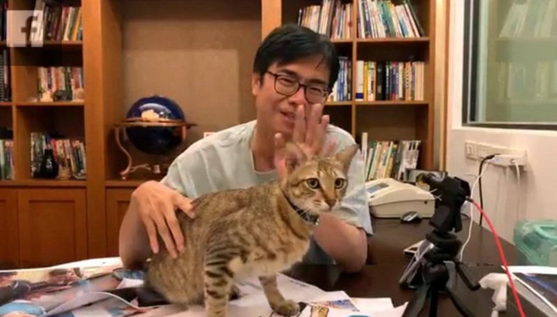 高雄市長陳其邁曾在臉書貼出他和愛貓陳小米的合影。圖／翻攝自陳其邁臉書
