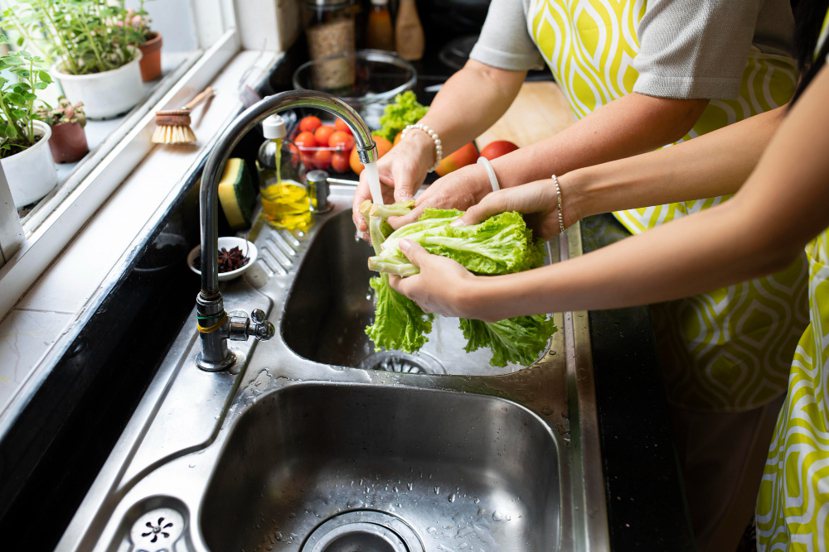 遵循3個步驟正確清洗蔬果，可沖洗掉表面八成殘留農藥。 圖／freepik