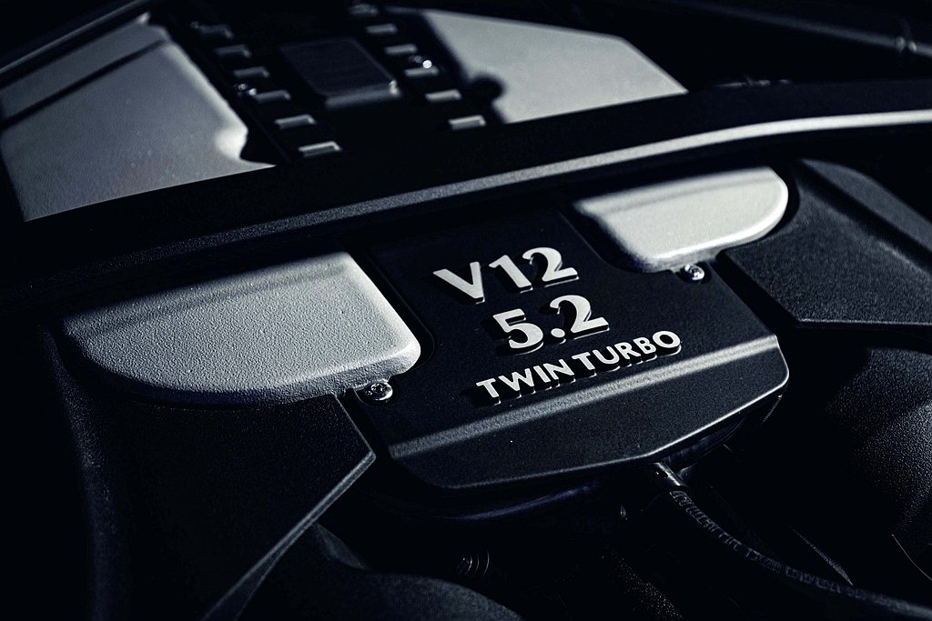 Aston Martin V12 Vantage搭載V12 5.2L引擎，可輸出...