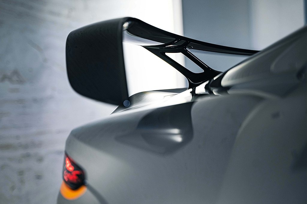 Aston Martin V12 Vantage的尾翼設計，可提供高速行駛下20...