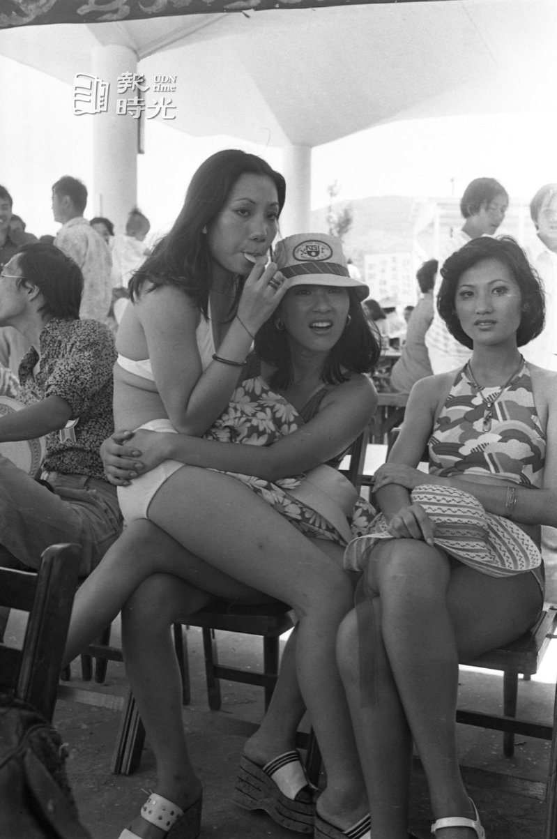 遠東百貨公司和台北市攝影記者聯誼會合辦的「征服熱浪」攝影比賽，廿日在福隆海濱浴場舉行。泳裝模特兒稍作休息。圖／聯合報系資料照（1975/7/21　段雲生攝影）