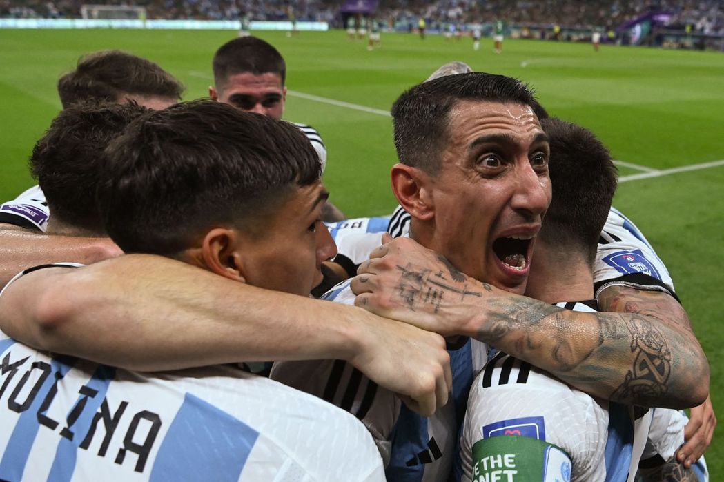 阿根廷小組賽對戰墨西哥，梅西踢進第一球，國家隊相擁慶祝。 圖／法新社