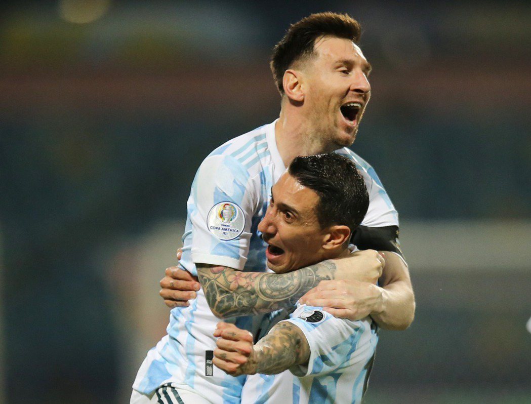 2021年的美洲盃八強賽，阿根廷對上厄瓜多，梅西擁抱迪馬利亞慶祝進球。 圖／路透...