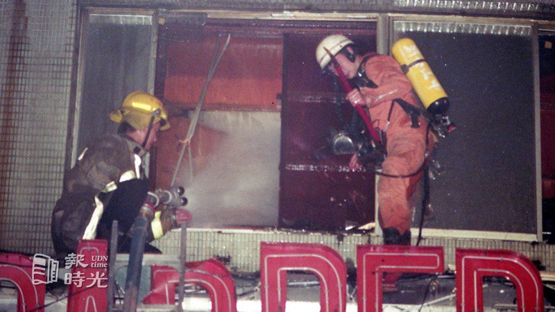台北市新生北路卡爾登理容院發生火災事件，消防員破窗進行灌救。圖／聯合報系資料照（ 1993/05/12　黃國有攝影）