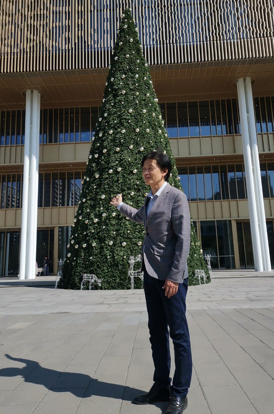 葉澤山局長介紹聖誕主樹區的聖誕樹。  陳慧明/攝影