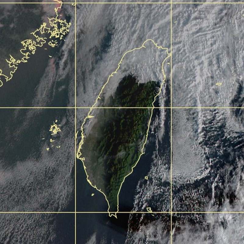 台灣上空有雲、無雲分界明顯。圖／取自鄭明典臉書