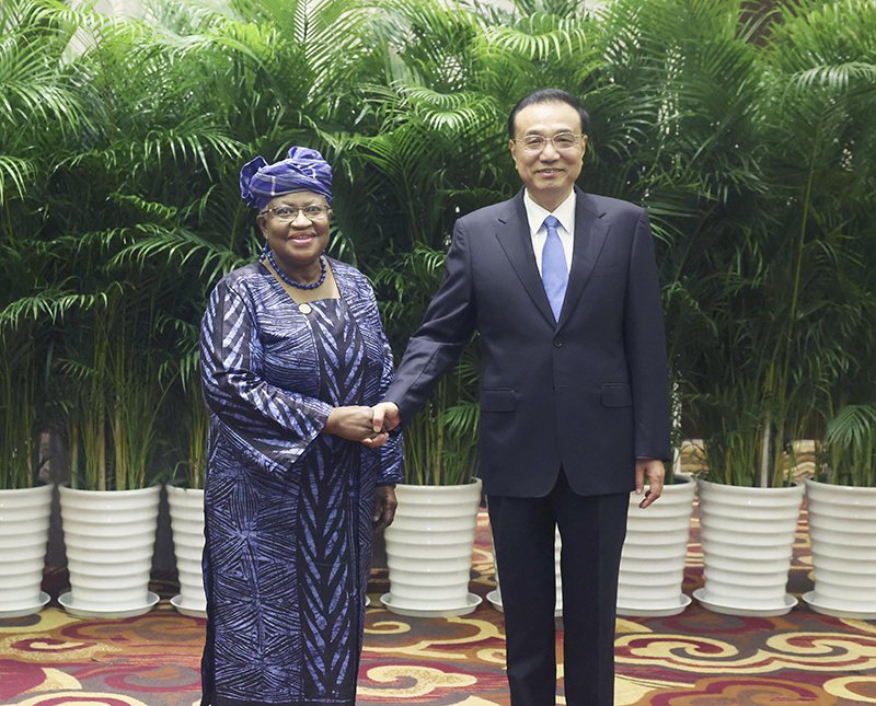 李克強（右）對世界貿易組織（WTO）秘書長伊衞拉（Ngozi Okonjo-Iw...