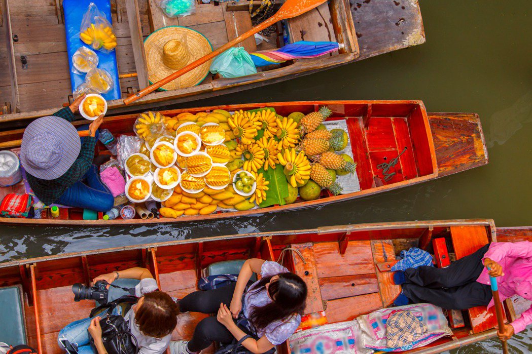 易飛網泰國曼谷行程，雙12活動每人優惠1,212元，體驗在地民俗風情的水上市場。...